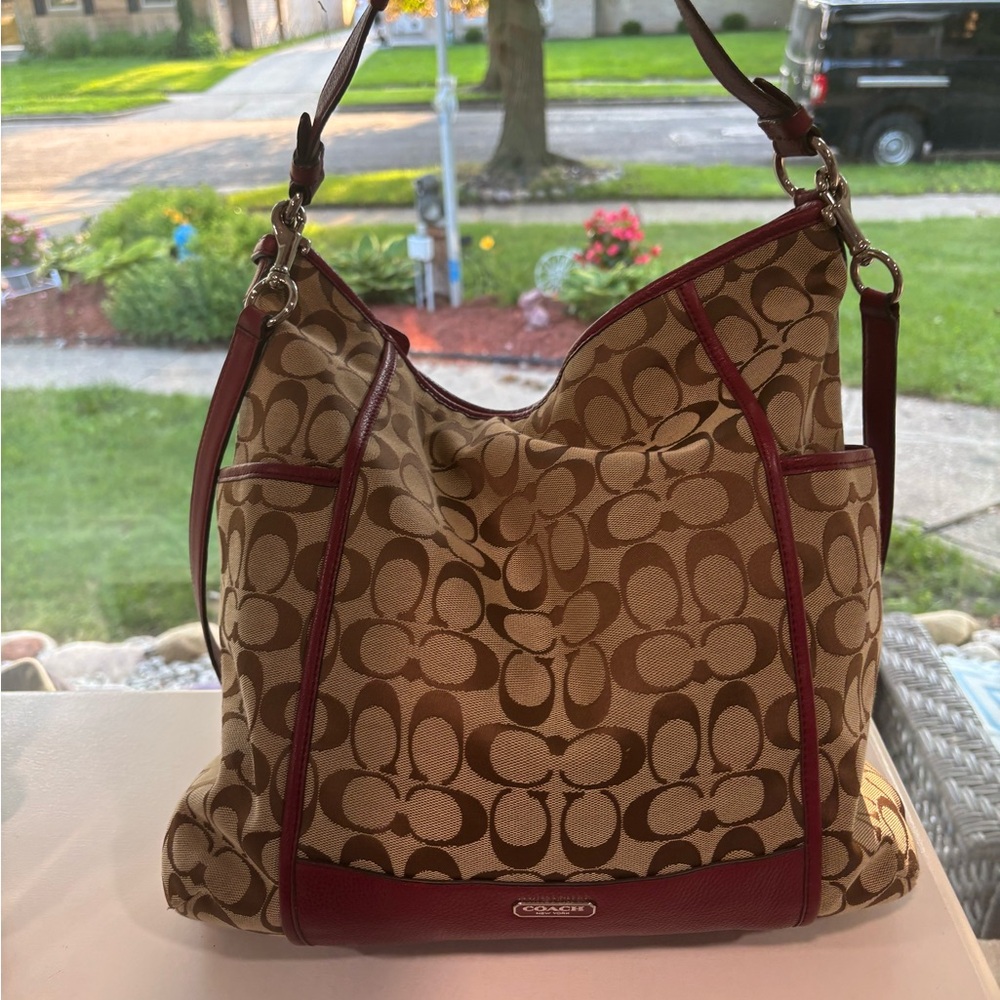 🌟 Y2K Coach Signature Hobo Shoulder Bag – Burgundy Leather Trim 🌟